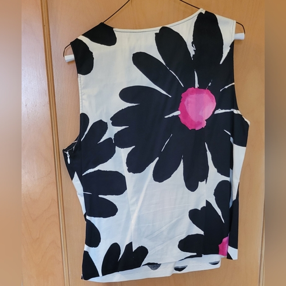 Sleeveless top side zip Cotton/spandex. 22 inches armhole to armhole size 14 - Picture 2 of 3